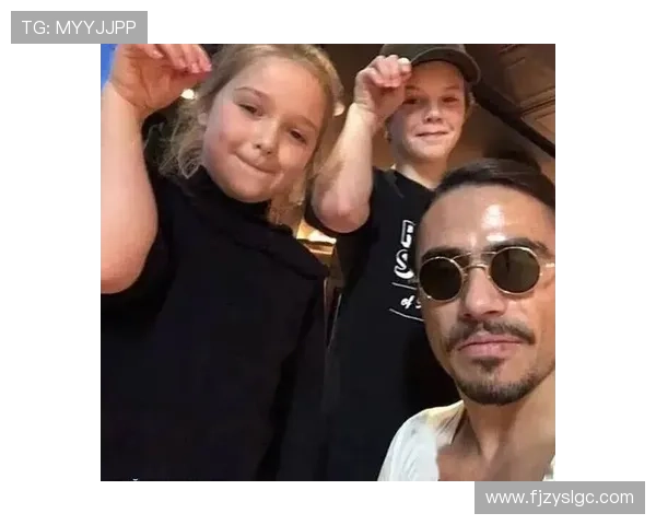 足球巨星亲临撒盐哥家中共度欢乐时光引发粉丝热议