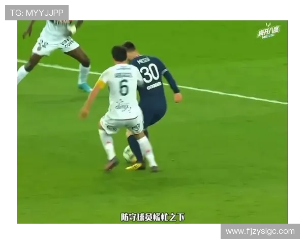 足球明星在比赛中意外倒地瞬间引发全场关注与热议 足球明星在比赛中意外倒地瞬间引发全场关注与热议